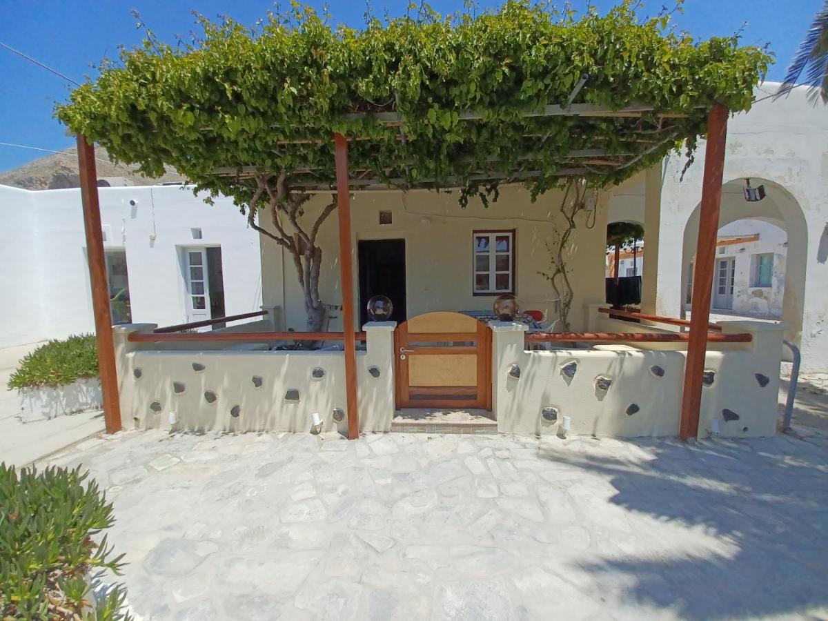 Evelina Beach Pension A Breath Away From The Black Beach Offer Plenty Of Accommodation Type To Suit Every Traveler'S Needs-Economic Rooms-Thematic Rooms-Design Rooms-Kitchenette Rooms-Studios-Small Apartments Περίσσα Εξωτερικό φωτογραφία