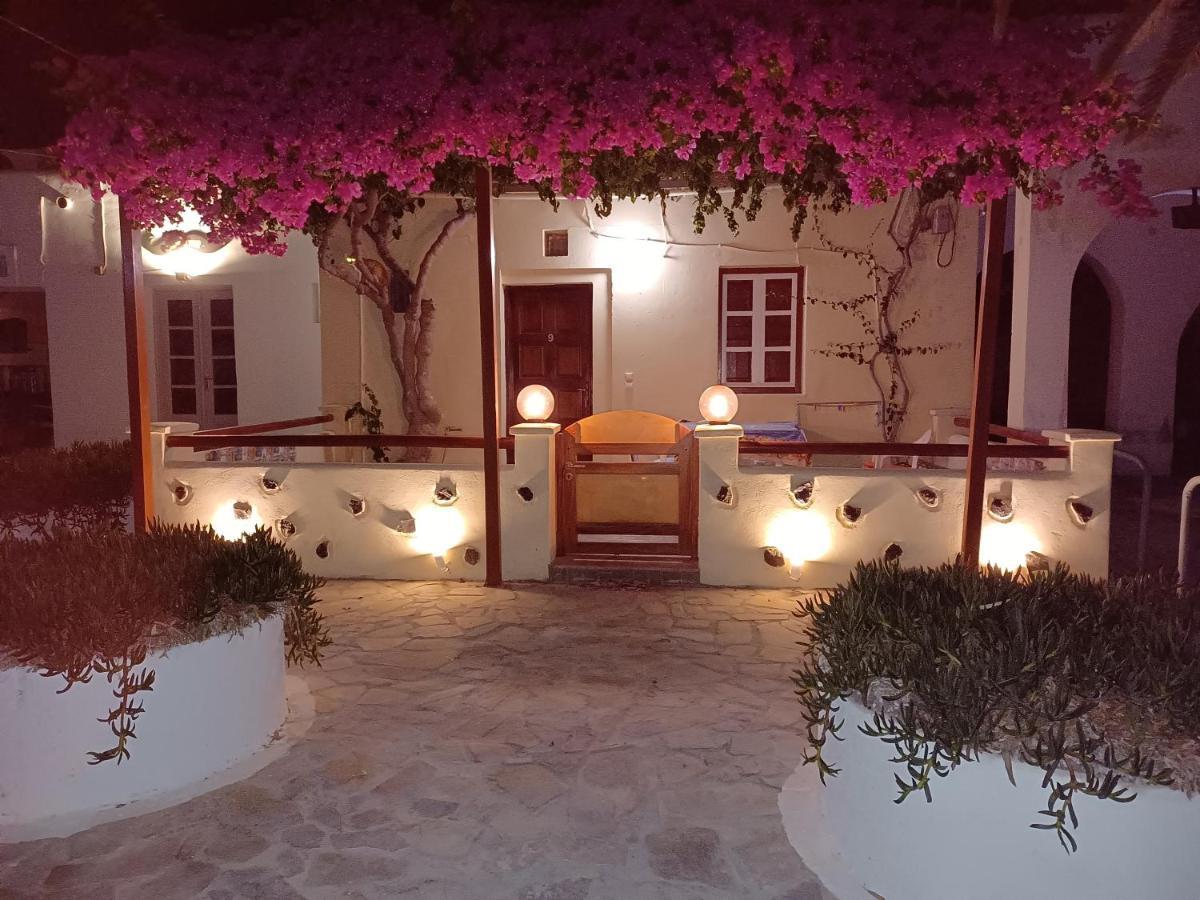 Evelina Beach Pension A Breath Away From The Black Beach Offer Plenty Of Accommodation Type To Suit Every Traveler'S Needs-Economic Rooms-Thematic Rooms-Design Rooms-Kitchenette Rooms-Studios-Small Apartments Περίσσα Εξωτερικό φωτογραφία