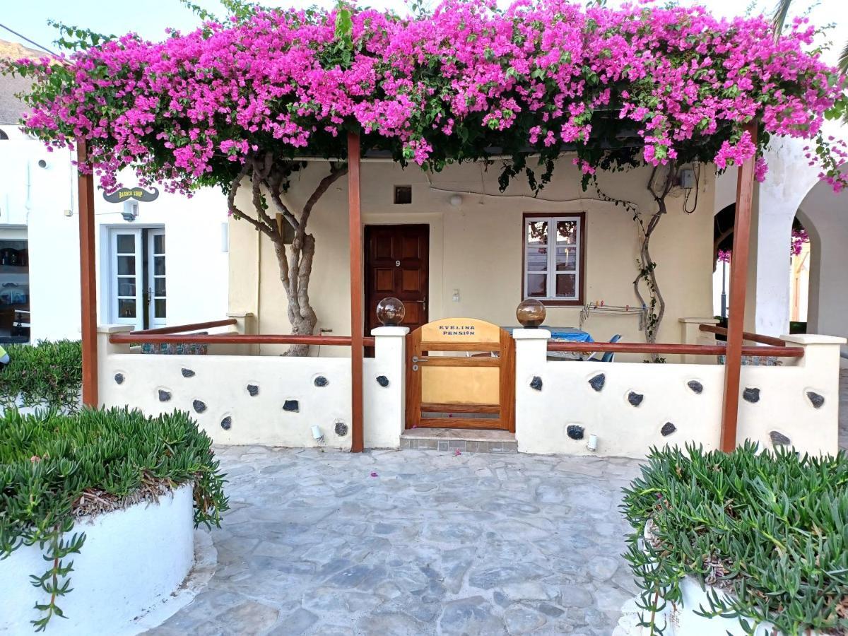 Evelina Beach Pension A Breath Away From The Black Beach Offer Plenty Of Accommodation Type To Suit Every Traveler'S Needs-Economic Rooms-Thematic Rooms-Design Rooms-Kitchenette Rooms-Studios-Small Apartments Περίσσα Εξωτερικό φωτογραφία