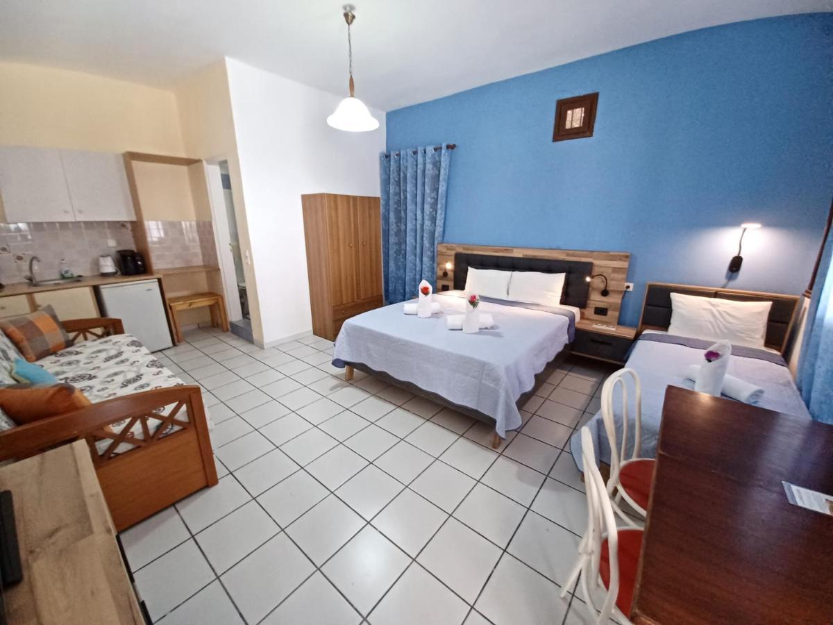 Evelina Beach Pension A Breath Away From The Black Beach Offer Plenty Of Accommodation Type To Suit Every Traveler'S Needs-Economic Rooms-Thematic Rooms-Design Rooms-Kitchenette Rooms-Studios-Small Apartments Περίσσα Εξωτερικό φωτογραφία