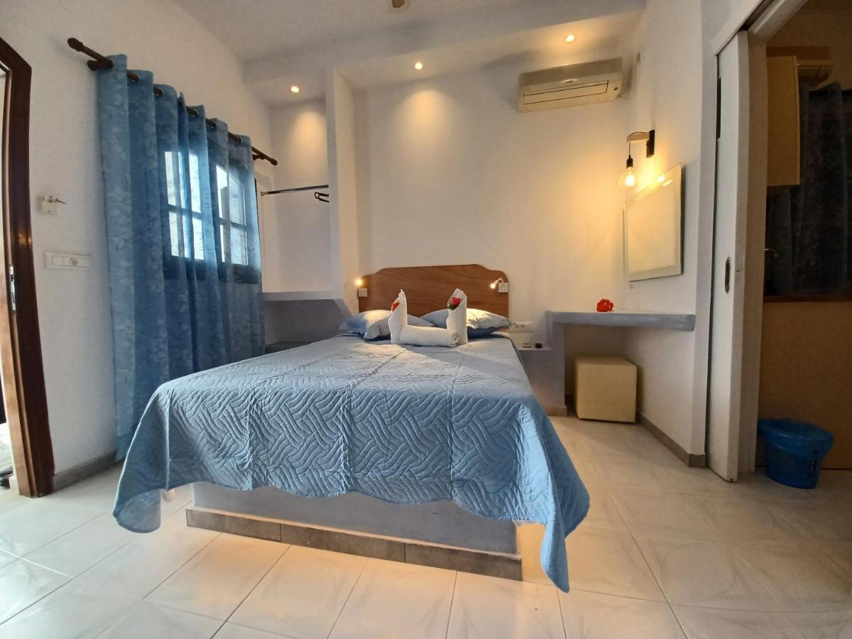 Evelina Beach Pension A Breath Away From The Black Beach Offer Plenty Of Accommodation Type To Suit Every Traveler'S Needs-Economic Rooms-Thematic Rooms-Design Rooms-Kitchenette Rooms-Studios-Small Apartments Περίσσα Εξωτερικό φωτογραφία