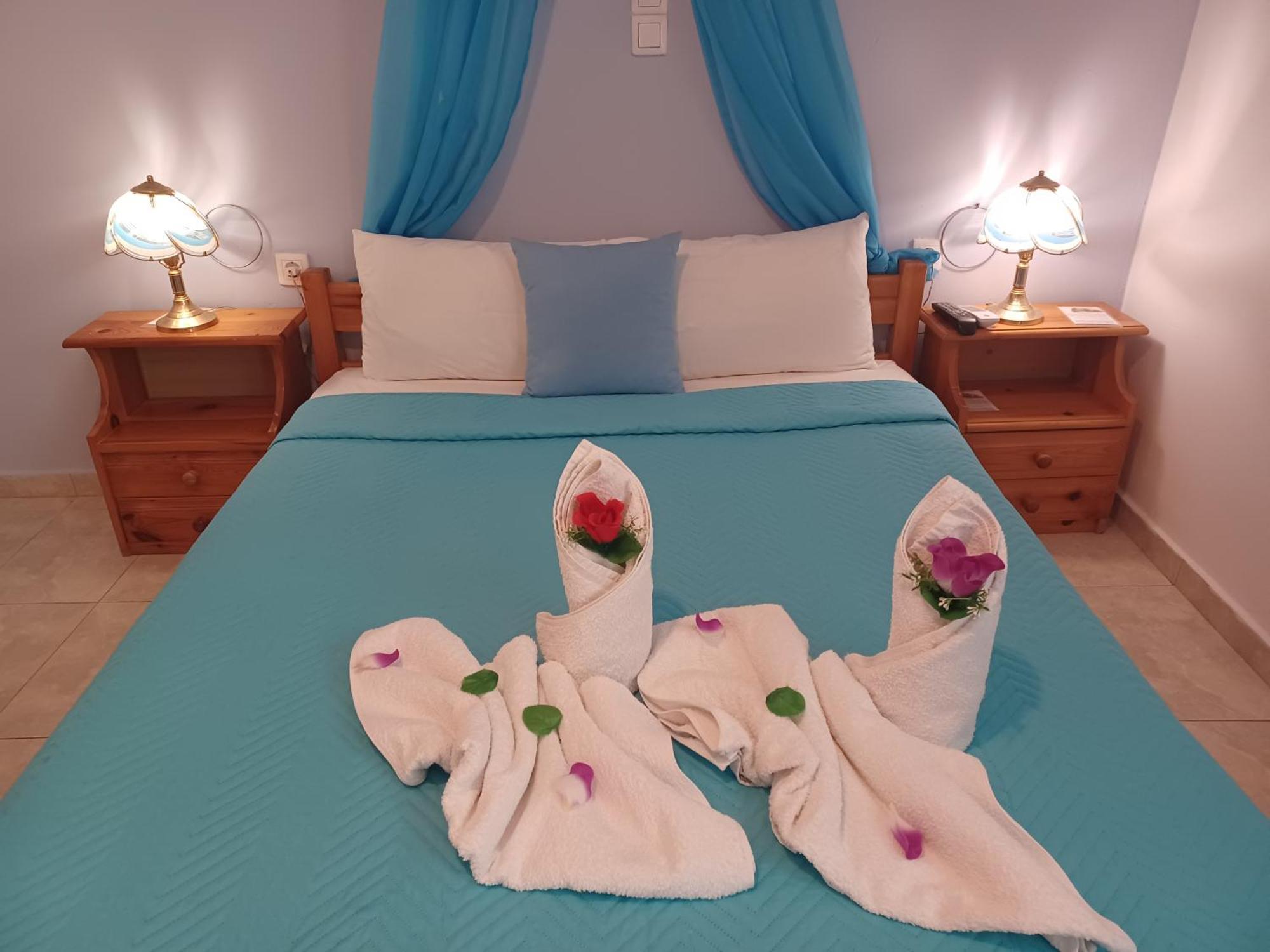 Evelina Beach Pension A Breath Away From The Black Beach Offer Plenty Of Accommodation Type To Suit Every Traveler'S Needs-Economic Rooms-Thematic Rooms-Design Rooms-Kitchenette Rooms-Studios-Small Apartments Περίσσα Εξωτερικό φωτογραφία