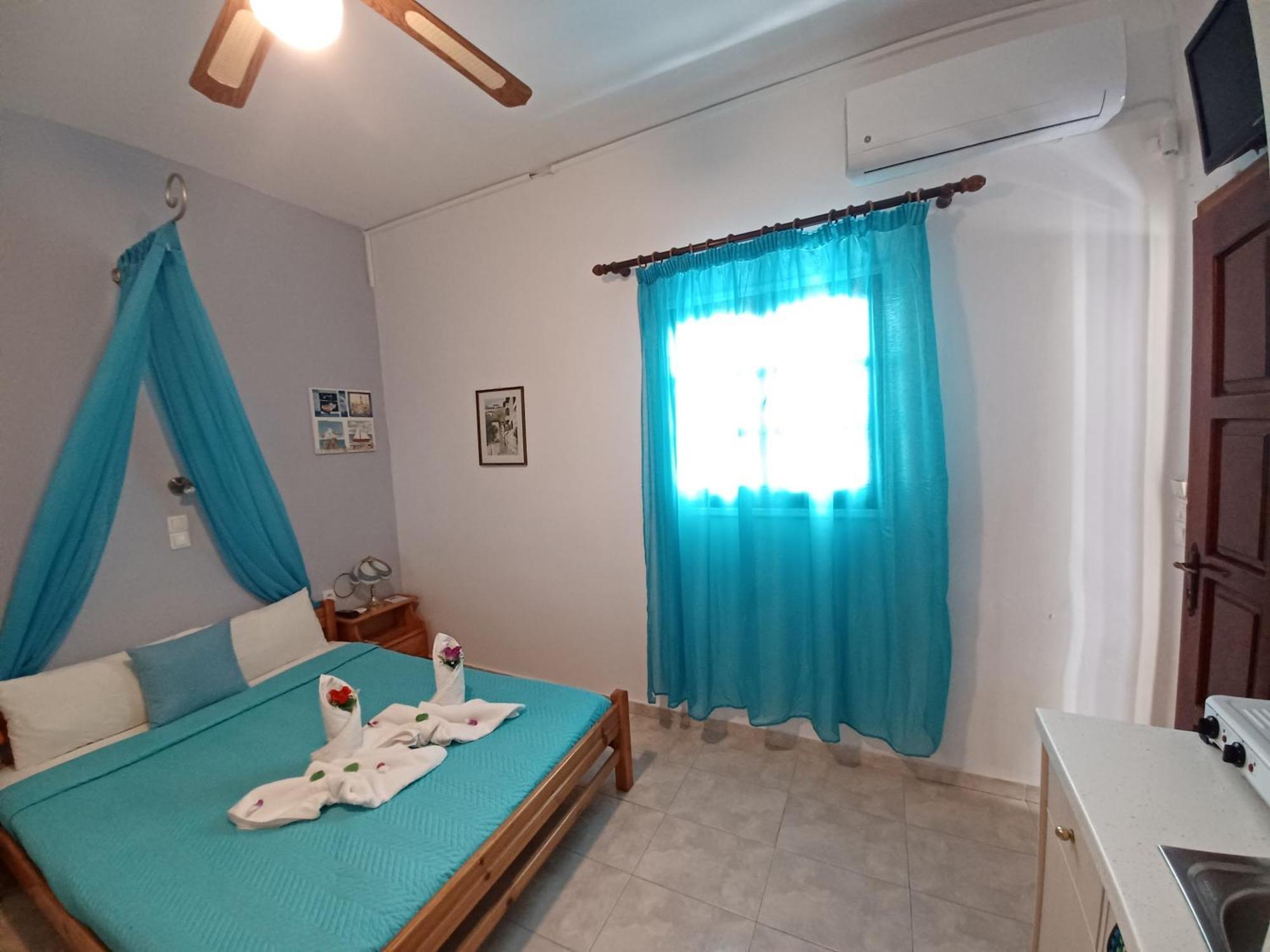 Evelina Beach Pension A Breath Away From The Black Beach Offer Plenty Of Accommodation Type To Suit Every Traveler'S Needs-Economic Rooms-Thematic Rooms-Design Rooms-Kitchenette Rooms-Studios-Small Apartments Περίσσα Εξωτερικό φωτογραφία