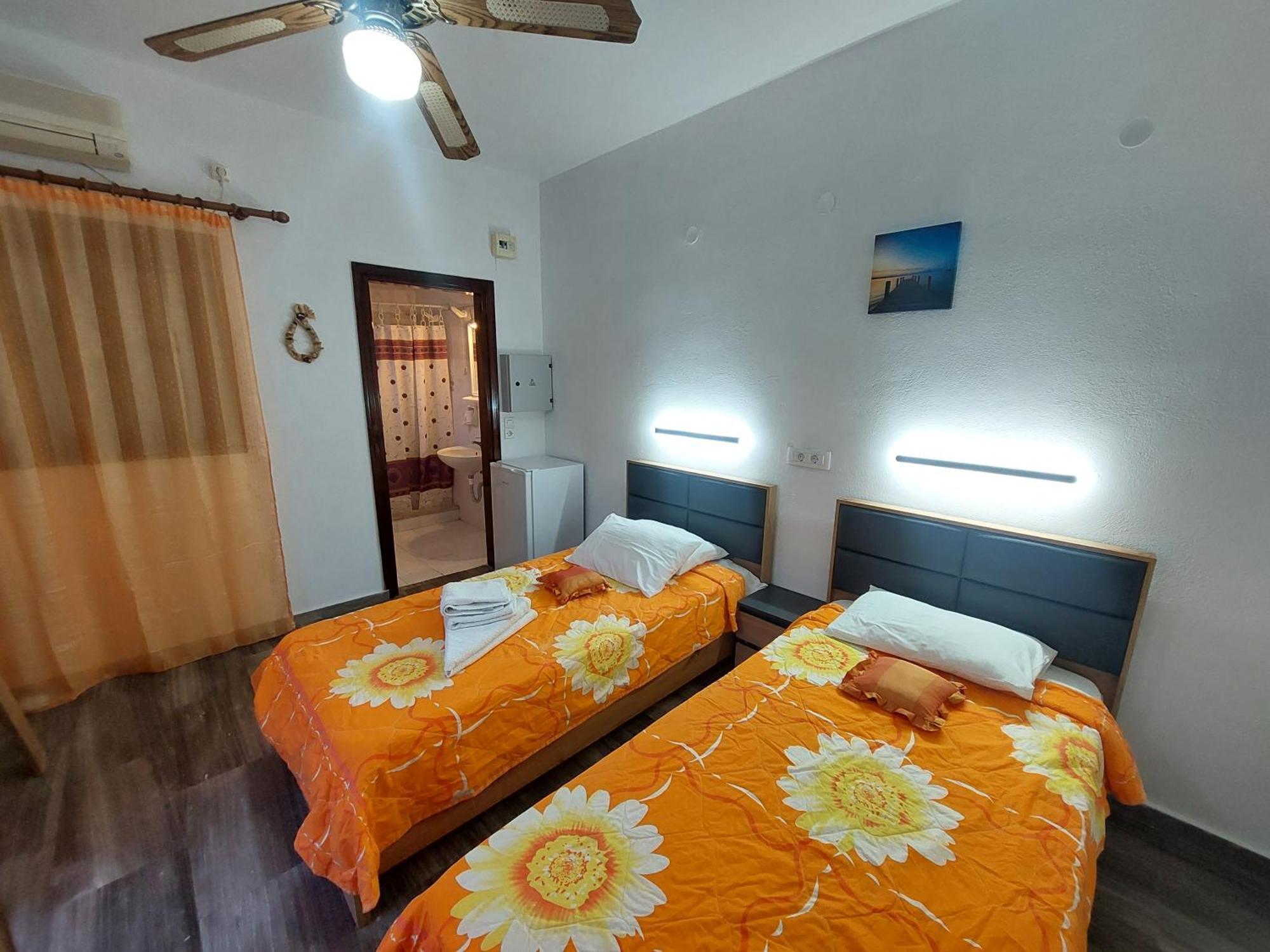 Evelina Beach Pension A Breath Away From The Black Beach Offer Plenty Of Accommodation Type To Suit Every Traveler'S Needs-Economic Rooms-Thematic Rooms-Design Rooms-Kitchenette Rooms-Studios-Small Apartments Περίσσα Εξωτερικό φωτογραφία