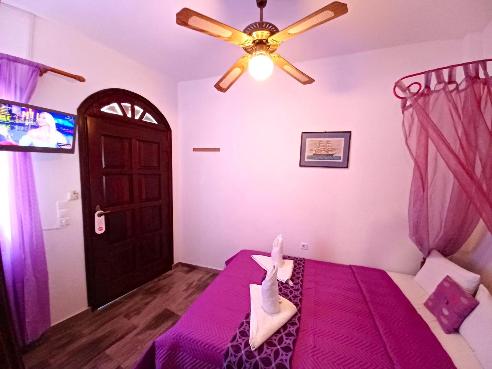 Evelina Beach Pension A Breath Away From The Black Beach Offer Plenty Of Accommodation Type To Suit Every Traveler'S Needs-Economic Rooms-Thematic Rooms-Design Rooms-Kitchenette Rooms-Studios-Small Apartments Περίσσα Εξωτερικό φωτογραφία