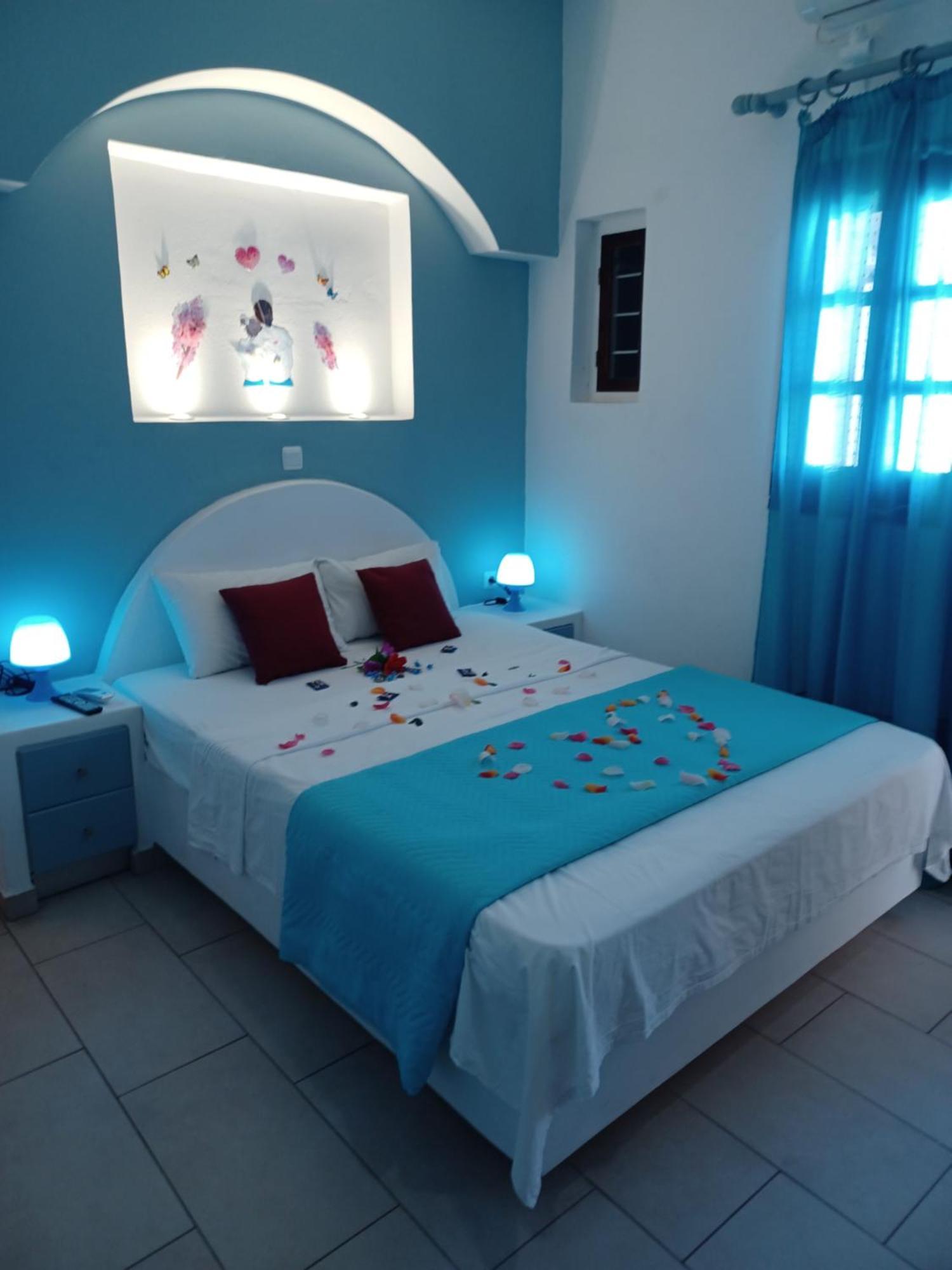 Evelina Beach Pension A Breath Away From The Black Beach Offer Plenty Of Accommodation Type To Suit Every Traveler'S Needs-Economic Rooms-Thematic Rooms-Design Rooms-Kitchenette Rooms-Studios-Small Apartments Περίσσα Εξωτερικό φωτογραφία