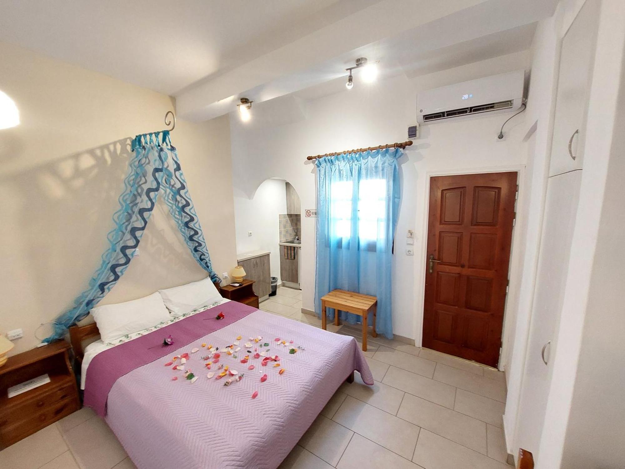 Evelina Beach Pension A Breath Away From The Black Beach Offer Plenty Of Accommodation Type To Suit Every Traveler'S Needs-Economic Rooms-Thematic Rooms-Design Rooms-Kitchenette Rooms-Studios-Small Apartments Περίσσα Εξωτερικό φωτογραφία