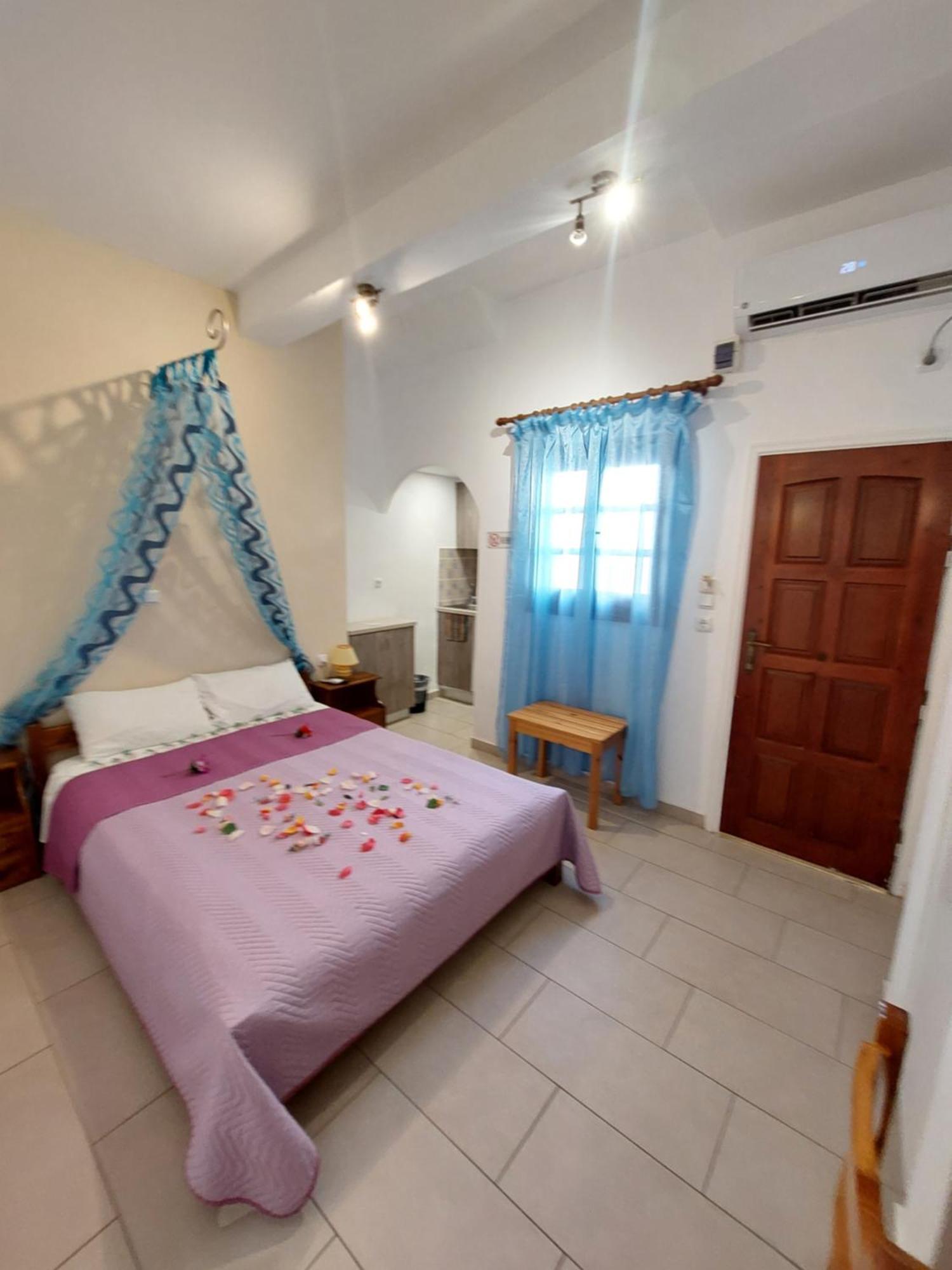 Evelina Beach Pension A Breath Away From The Black Beach Offer Plenty Of Accommodation Type To Suit Every Traveler'S Needs-Economic Rooms-Thematic Rooms-Design Rooms-Kitchenette Rooms-Studios-Small Apartments Περίσσα Εξωτερικό φωτογραφία