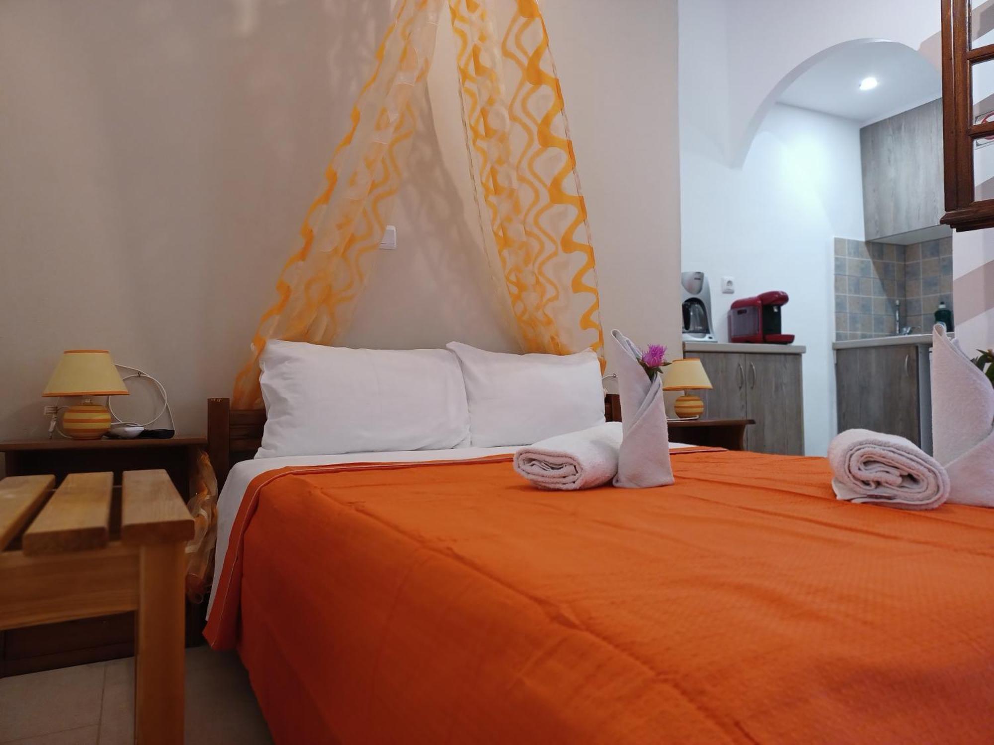 Evelina Beach Pension A Breath Away From The Black Beach Offer Plenty Of Accommodation Type To Suit Every Traveler'S Needs-Economic Rooms-Thematic Rooms-Design Rooms-Kitchenette Rooms-Studios-Small Apartments Περίσσα Εξωτερικό φωτογραφία