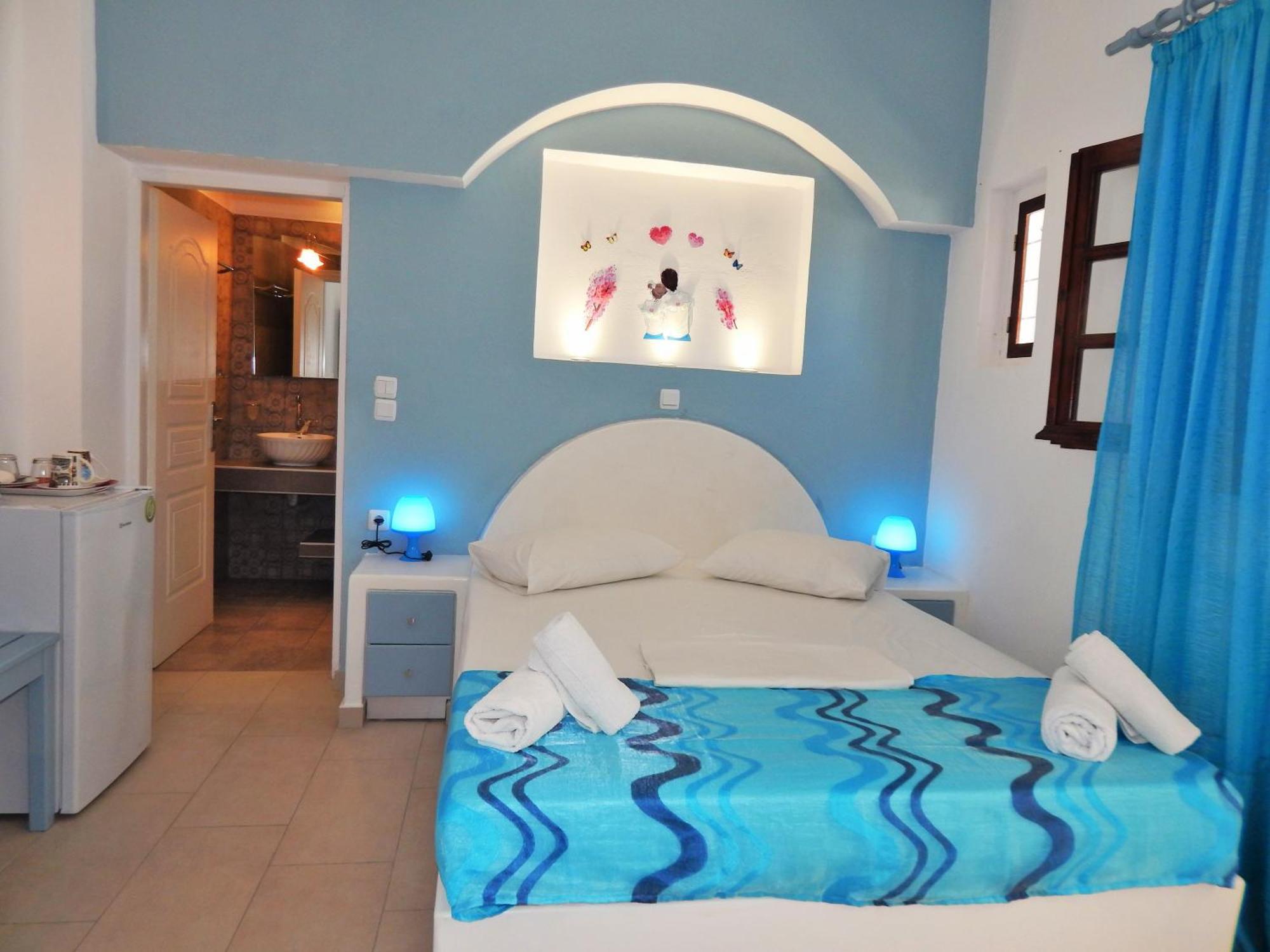 Evelina Beach Pension A Breath Away From The Black Beach Offer Plenty Of Accommodation Type To Suit Every Traveler'S Needs-Economic Rooms-Thematic Rooms-Design Rooms-Kitchenette Rooms-Studios-Small Apartments Περίσσα Εξωτερικό φωτογραφία