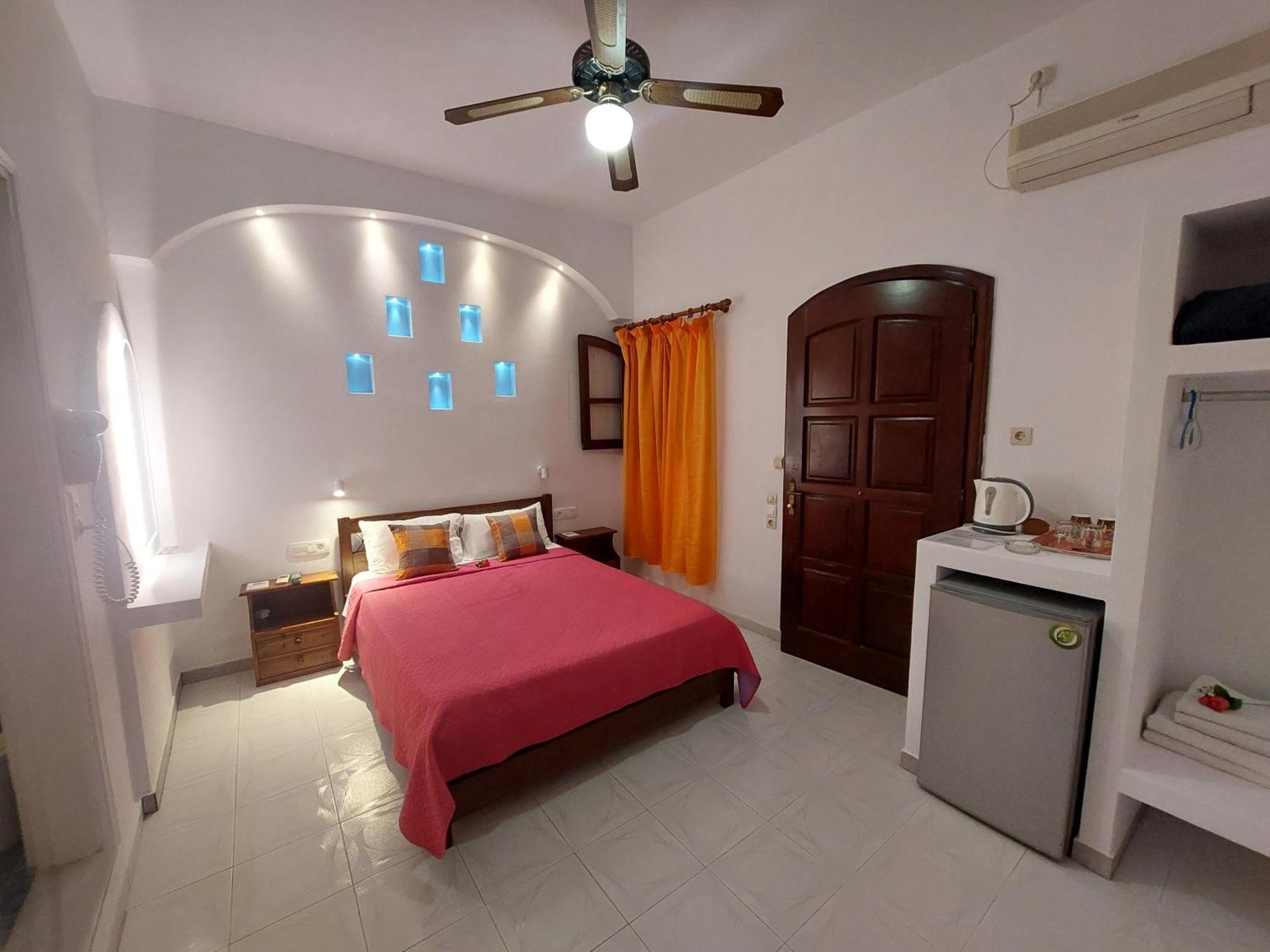 Evelina Beach Pension A Breath Away From The Black Beach Offer Plenty Of Accommodation Type To Suit Every Traveler'S Needs-Economic Rooms-Thematic Rooms-Design Rooms-Kitchenette Rooms-Studios-Small Apartments Περίσσα Εξωτερικό φωτογραφία