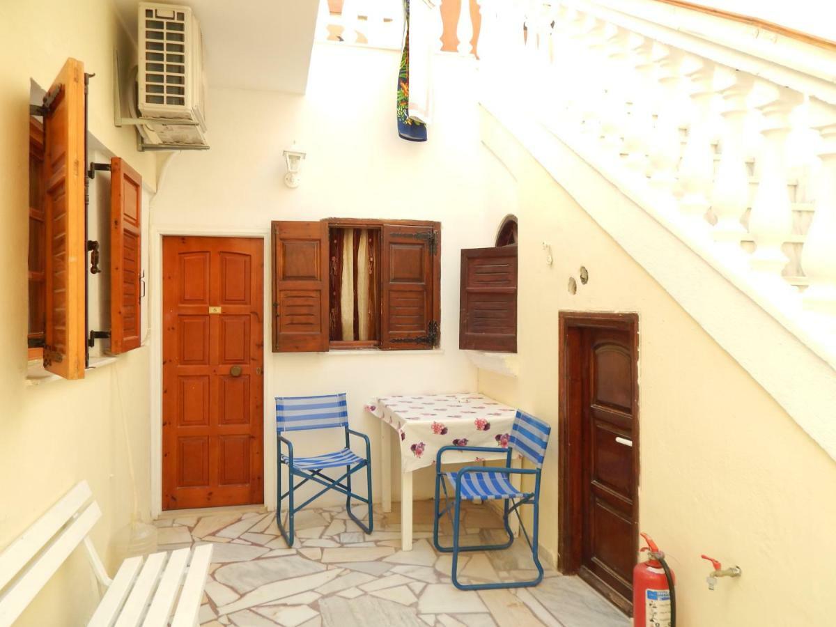 Evelina Beach Pension A Breath Away From The Black Beach Offer Plenty Of Accommodation Type To Suit Every Traveler'S Needs-Economic Rooms-Thematic Rooms-Design Rooms-Kitchenette Rooms-Studios-Small Apartments Περίσσα Εξωτερικό φωτογραφία